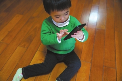 2岁幼儿玩手机 一天帮妈妈抢千元红包 移动互联网