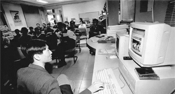 百度文心月活破2亿后：一个新的互联网入口，正在成型 人工智能AI 百度 微新闻 第1张